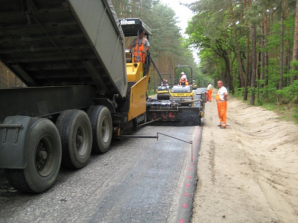 Asphaltarbeiten im Sommerbetrieb